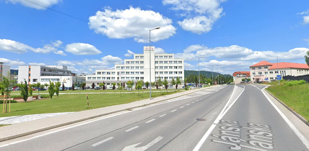 Zadný vstup do budovy Thai Harmony Považská Bystrica